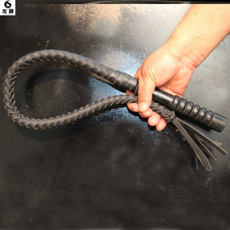 70 centimeters of black, pure oxen whips, wooden handles