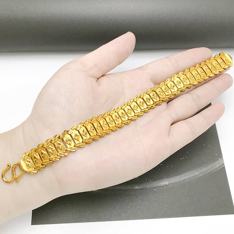 The Vietnamese Zakin Fu Man's hand-chain is too heavy to lose a tan and a sissy