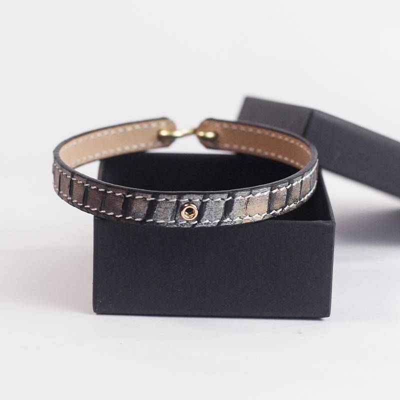 Heavy metal colour (with laminated holes)