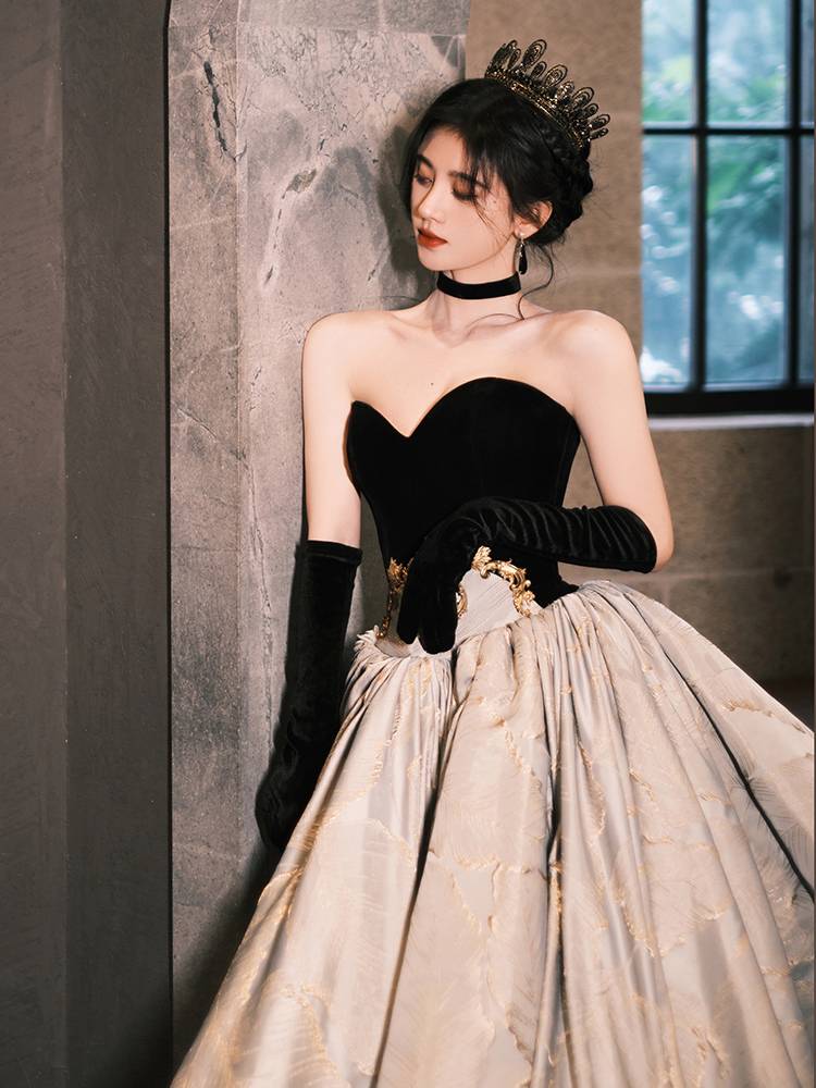 Black velvet gloves bowing to the same Hepburn wedding dress photo party