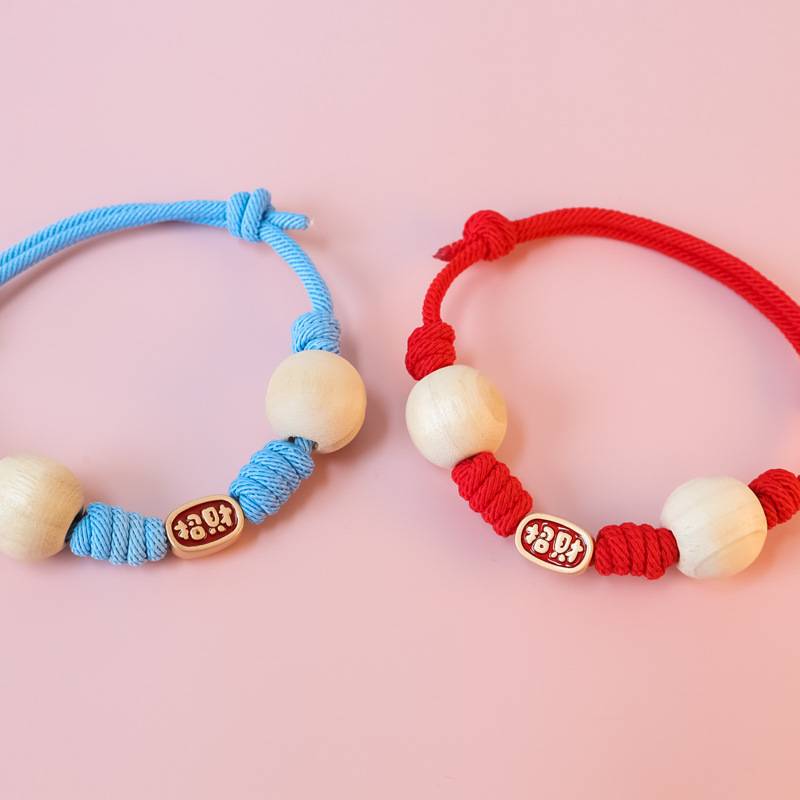 The fragrance cat-deworming collars, the flea-proof dog collars, can be adjusted for the year-round