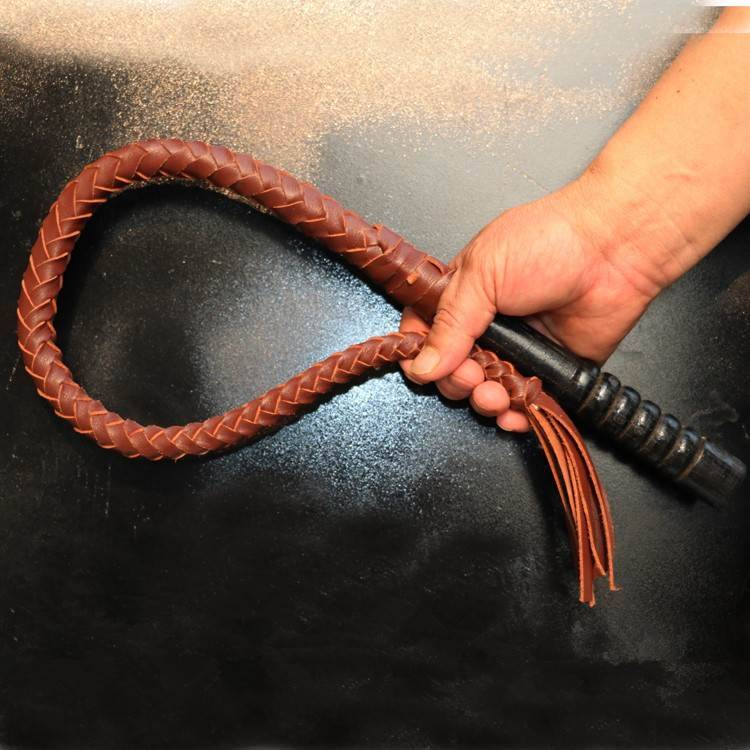 One-metre brown, pure oxen whips, wood handles
