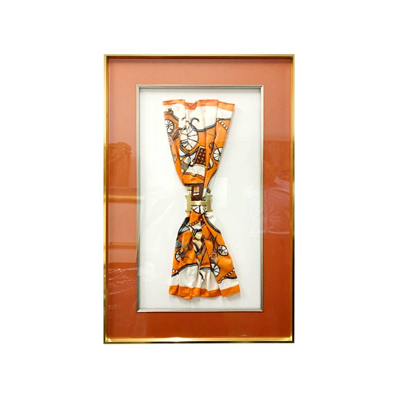 A LUXURIOUS LASHES COMBINATION OF ORANGE DECORATIVES AND A BACKGROUND WALL FOR THE LIVING ROOM IN THE M HOUSE OF THE MODEL ROOM