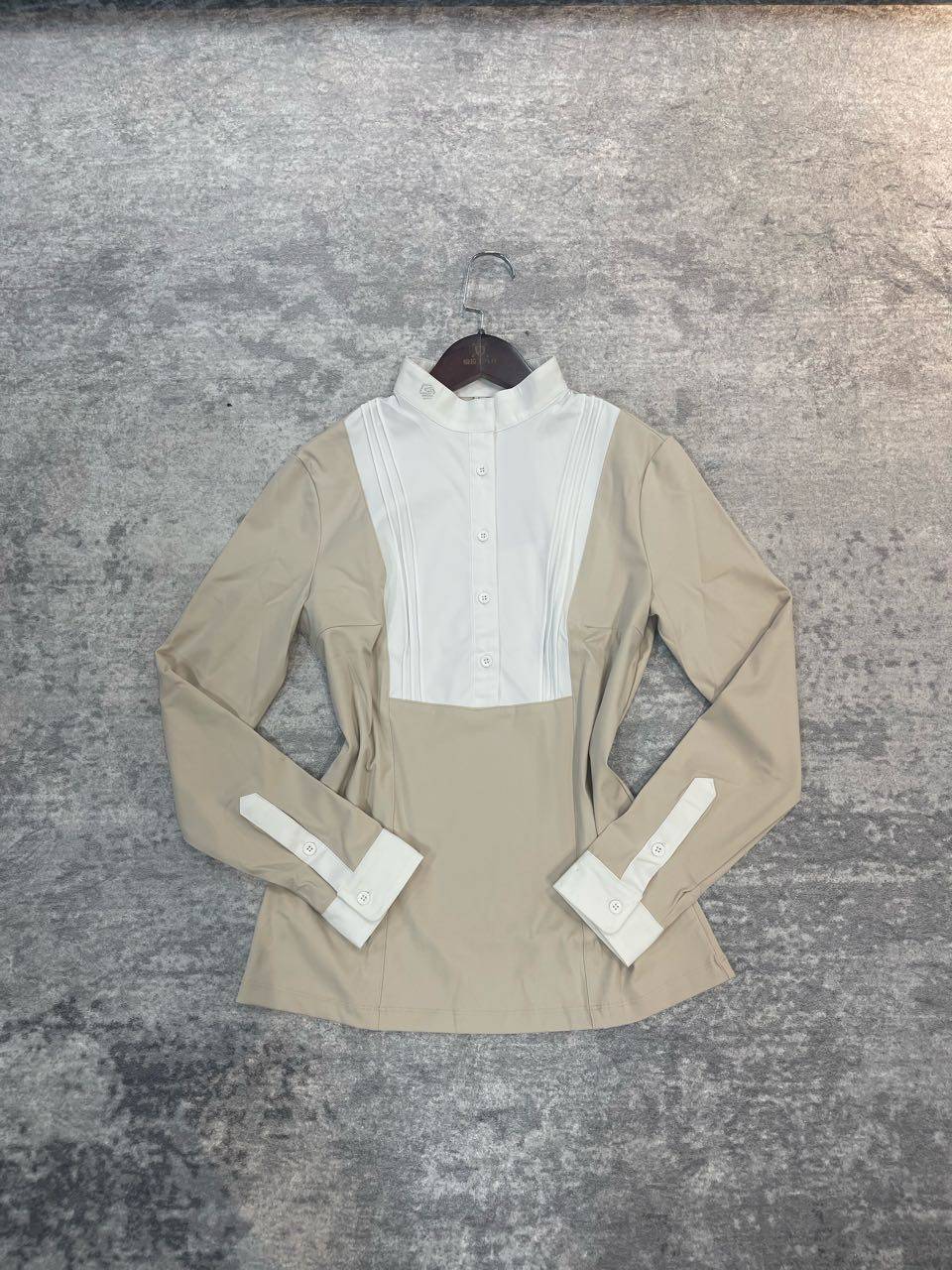 HORSEMAN WITH HORSE-Y LONG-SLEEVE (WHITE-COLLAR) HORSESUITS