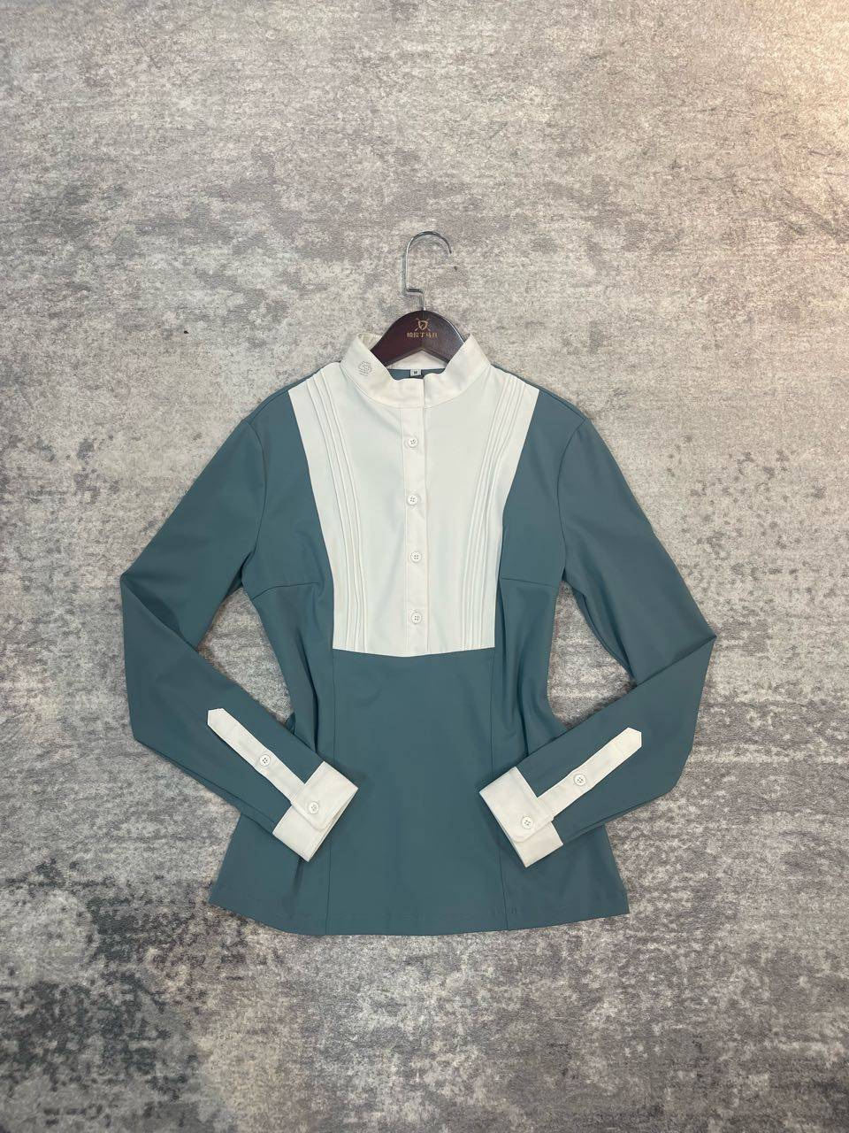 HORSEMAN WITH HORSE-Y LONG-SLEEVE (WHITE-COLLAR) HORSESUITS