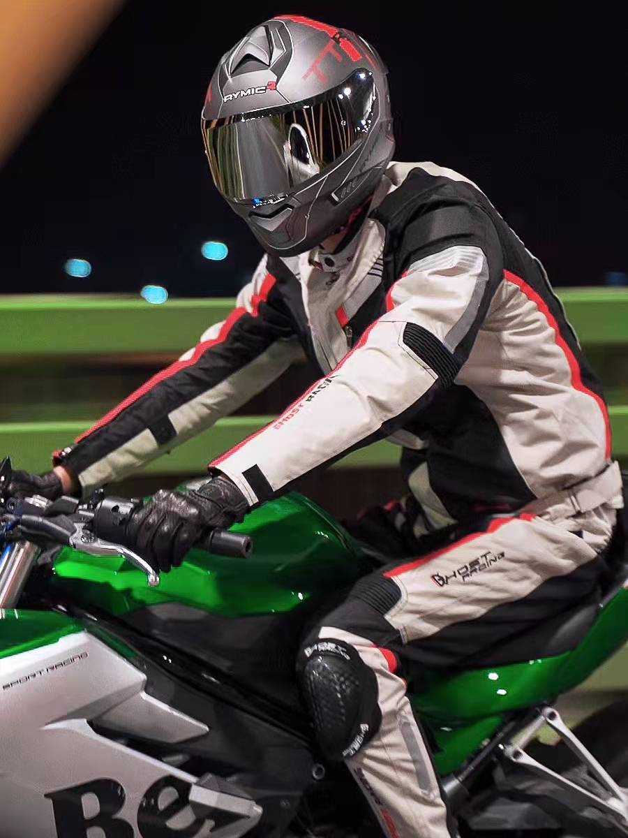 A man on a motorcycle with a waterproof summer air racer with a four-season aircracker and a wind-proof, fall-and-thrower