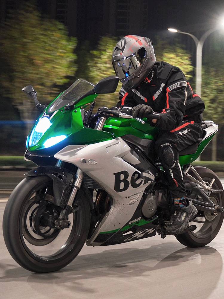 A man on a motorcycle with a waterproof summer air racer with a four-season aircracker and a wind-proof, fall-and-thrower