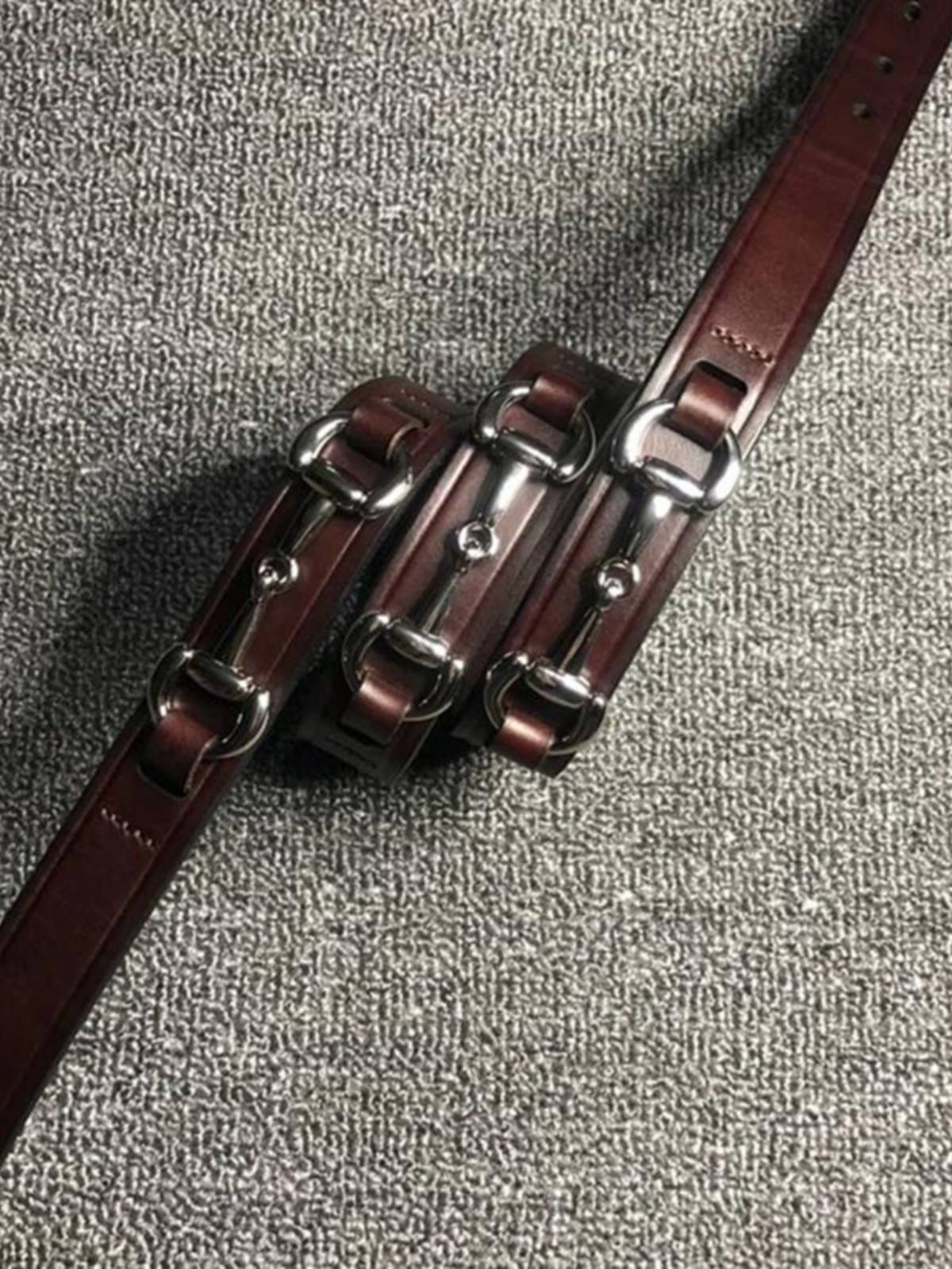 Horseback belts full of oxen, English-coated iron belts on horse belts, boys and girls, day-to-day training of knights