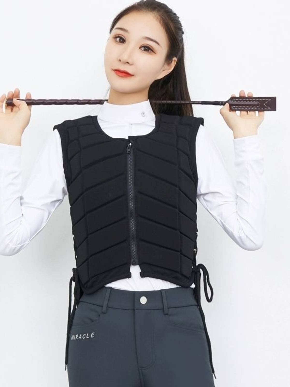 Horse armored knights with vests and vests, boys and girls, trained in horse armoring to protect horsecraft
