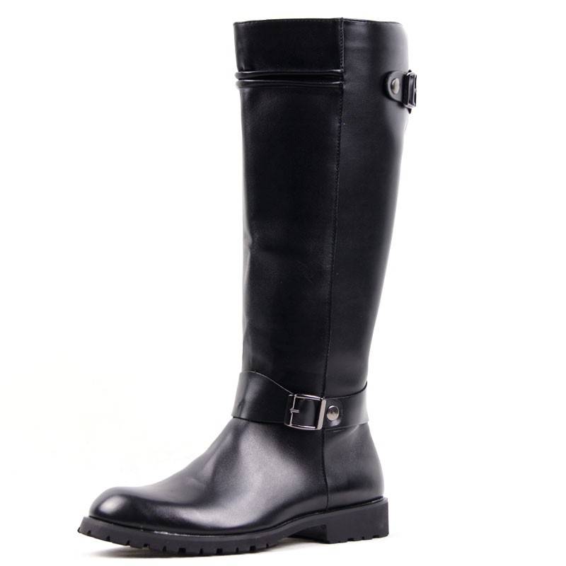 The Western Cowboy rides a long-barrelled man over his knee with a long boot, a Martin horse