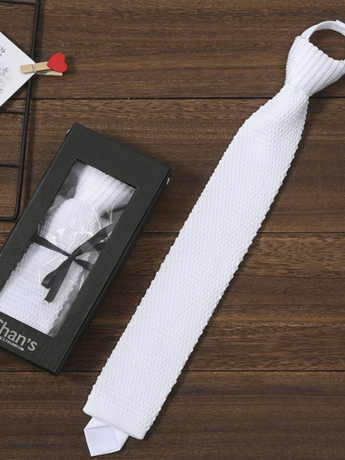 Horses race with a lead to lead the children's adult barrier tie with a white knitted needle and a horse