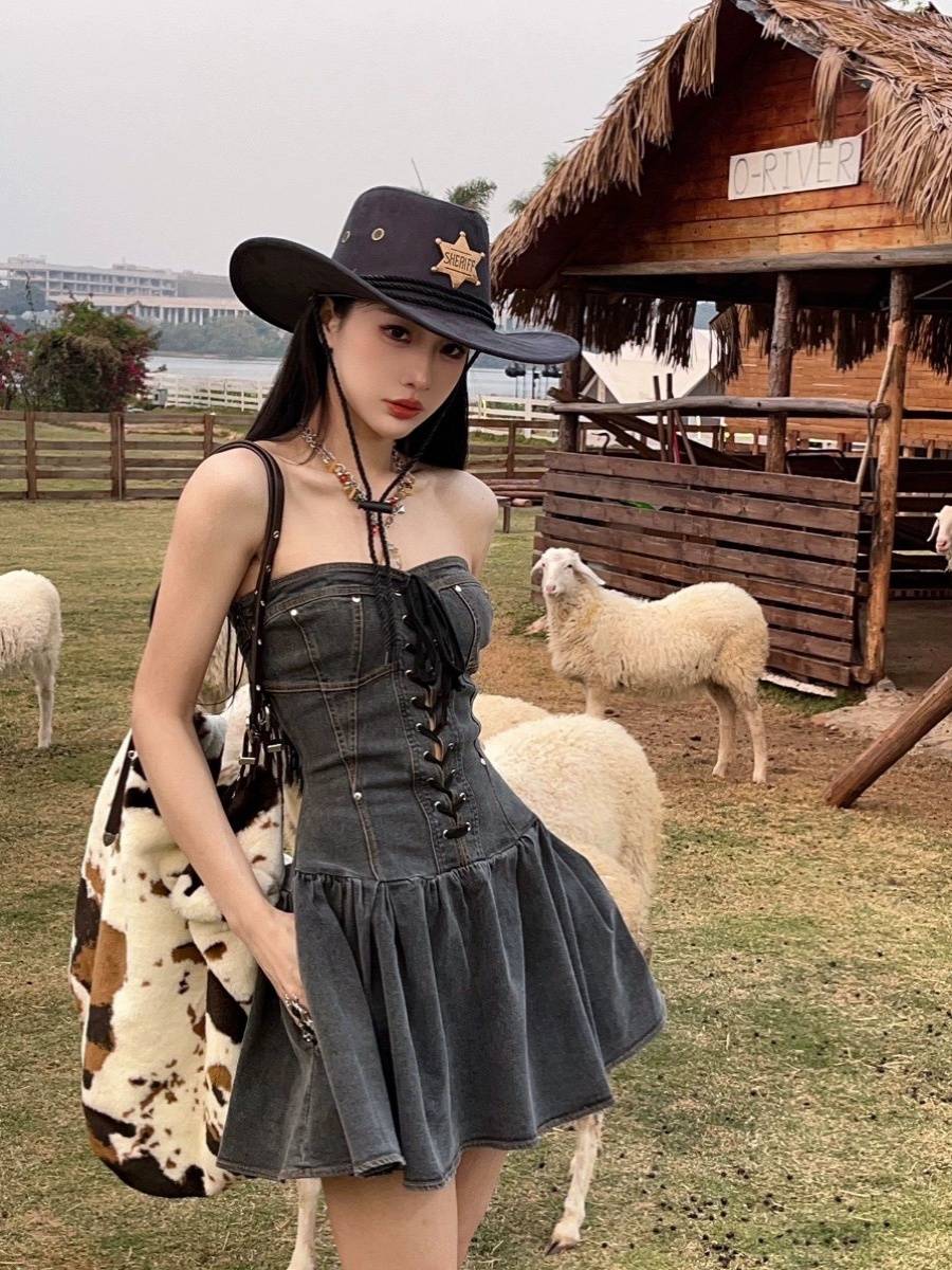 ♪ Hot chicks, western cowboy hats, tweezers, knights, knights ♪