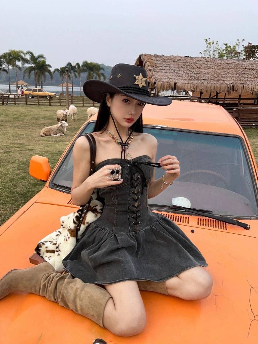 ♪ Hot chicks, western cowboy hats, tweezers, knights, knights ♪