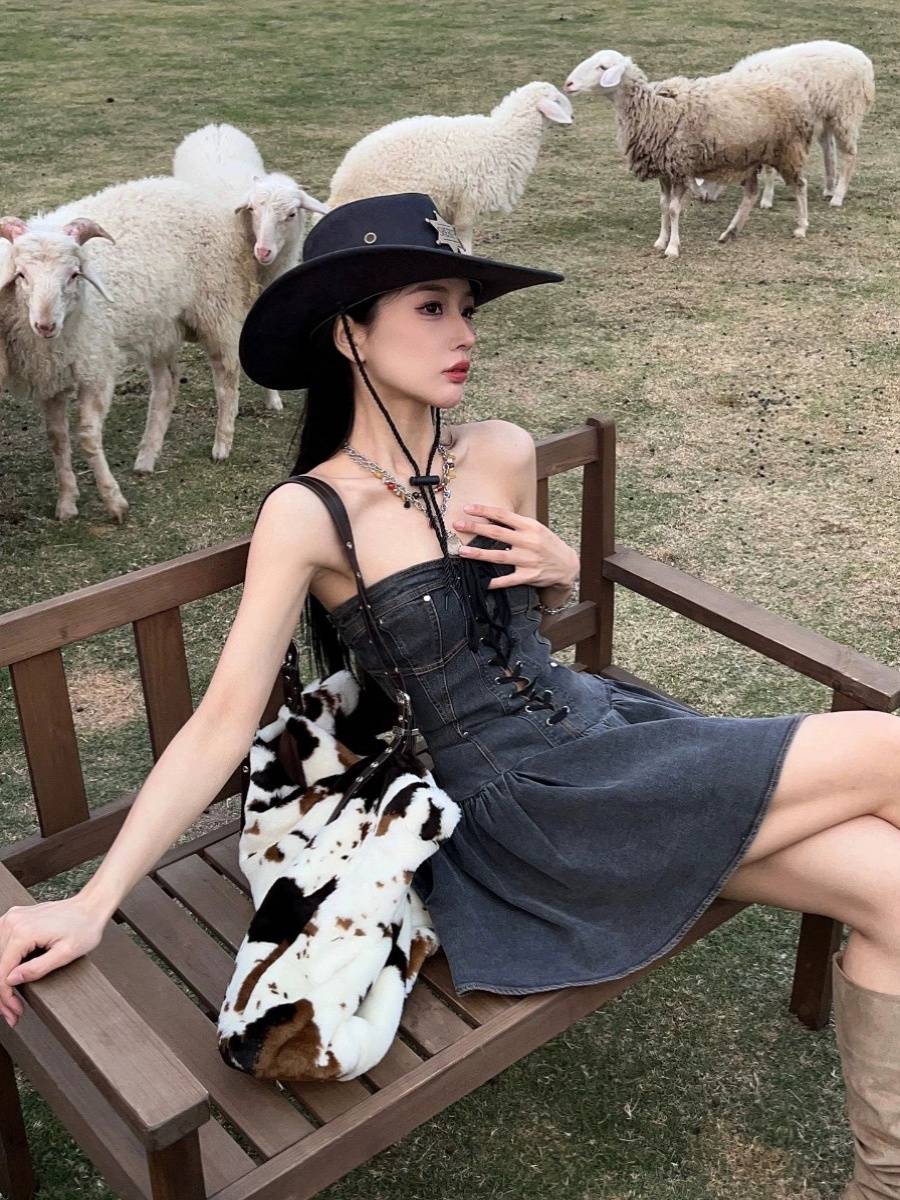 ♪ Hot chicks, western cowboy hats, tweezers, knights, knights ♪