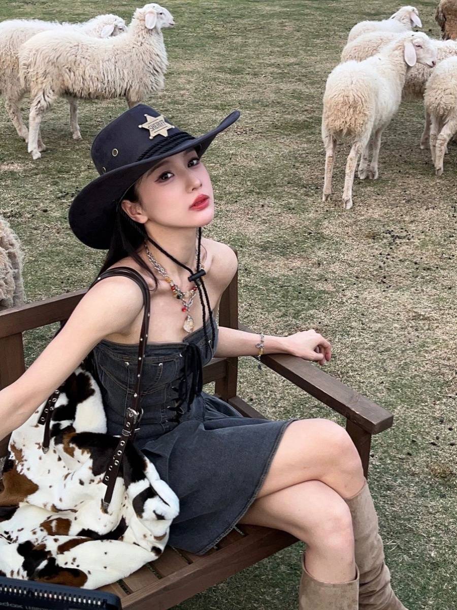 ♪ Hot chicks, western cowboy hats, tweezers, knights, knights ♪
