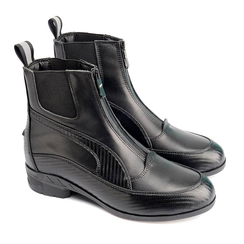 Trained horsemen and women on horse-backed boots, oxen-skin-skin-skin-scrambling