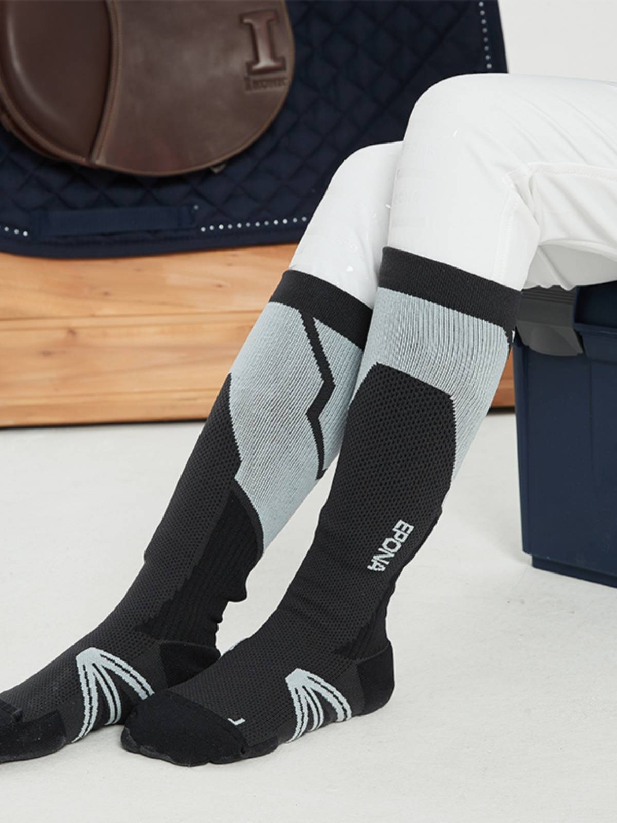 EPONA Equestrian Equestrian Sports Knight Equipment Fashion Beautiful Long Tingeosus Legs and Chinchry Tattoo and Air Perception