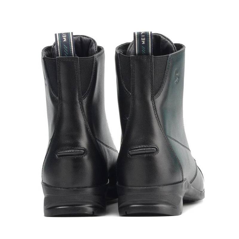 A horse rides a cow's skin and regulates the short boots competition