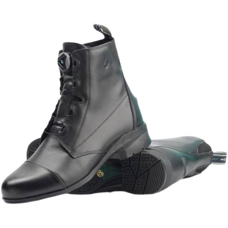 A horse rides a cow's skin and regulates the short boots competition