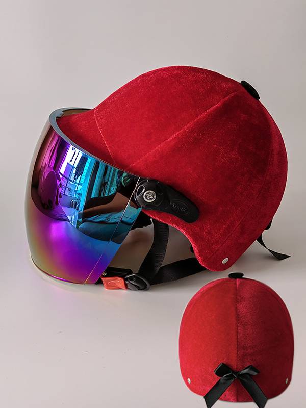 A horse rides a velvet electric helmet, a UV-resistant velvet-flair winter helmet