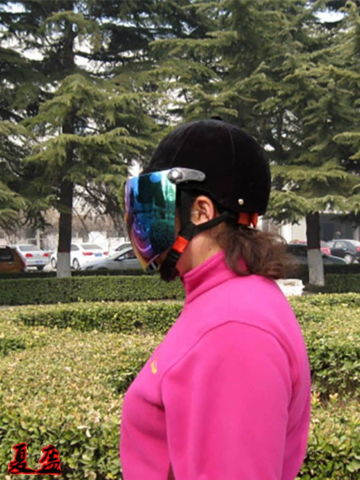 A horse rides a velvet electric helmet, a UV-resistant velvet-flair winter helmet