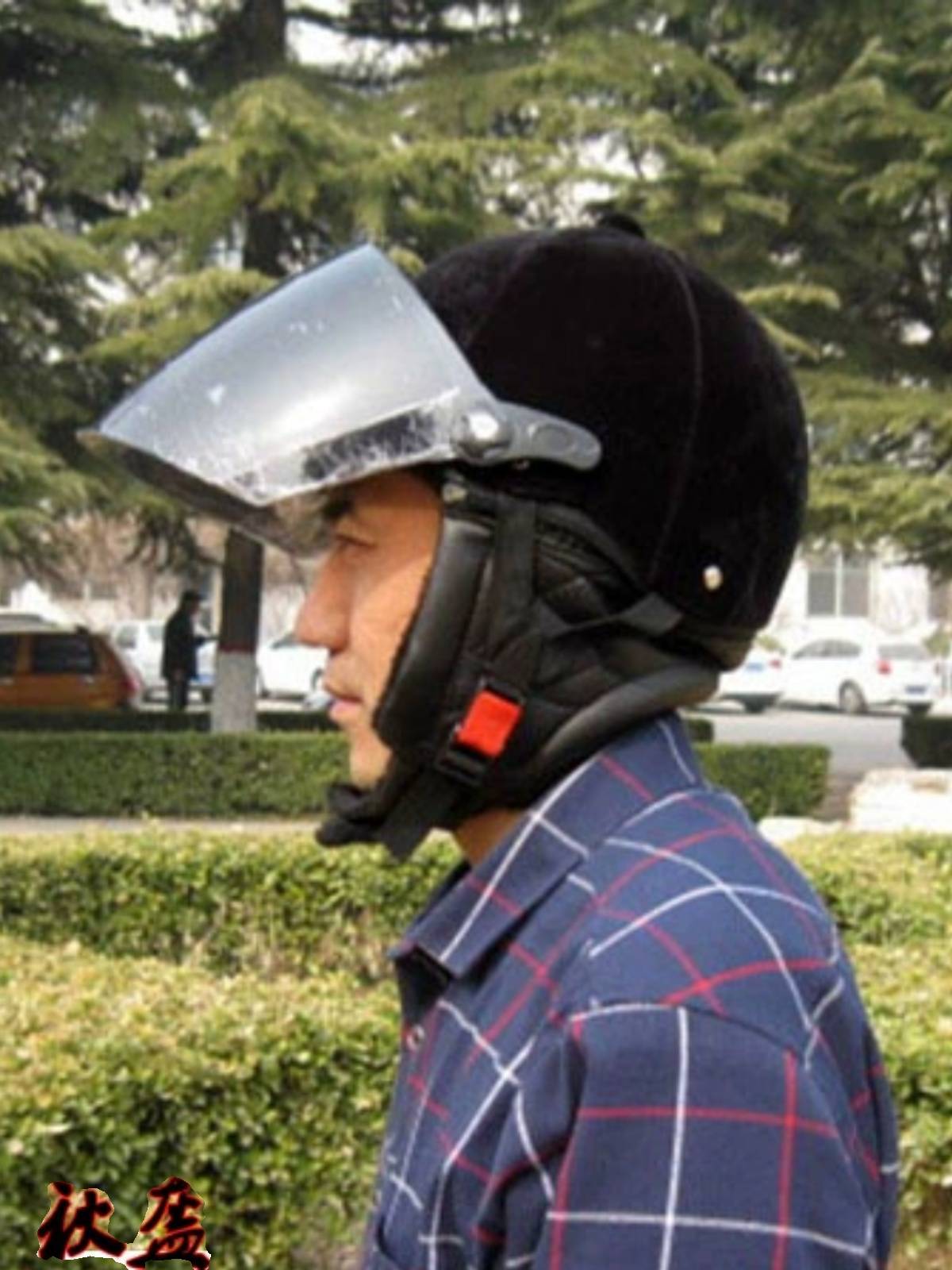 A horse rides a velvet electric helmet, a UV-resistant velvet-flair winter helmet