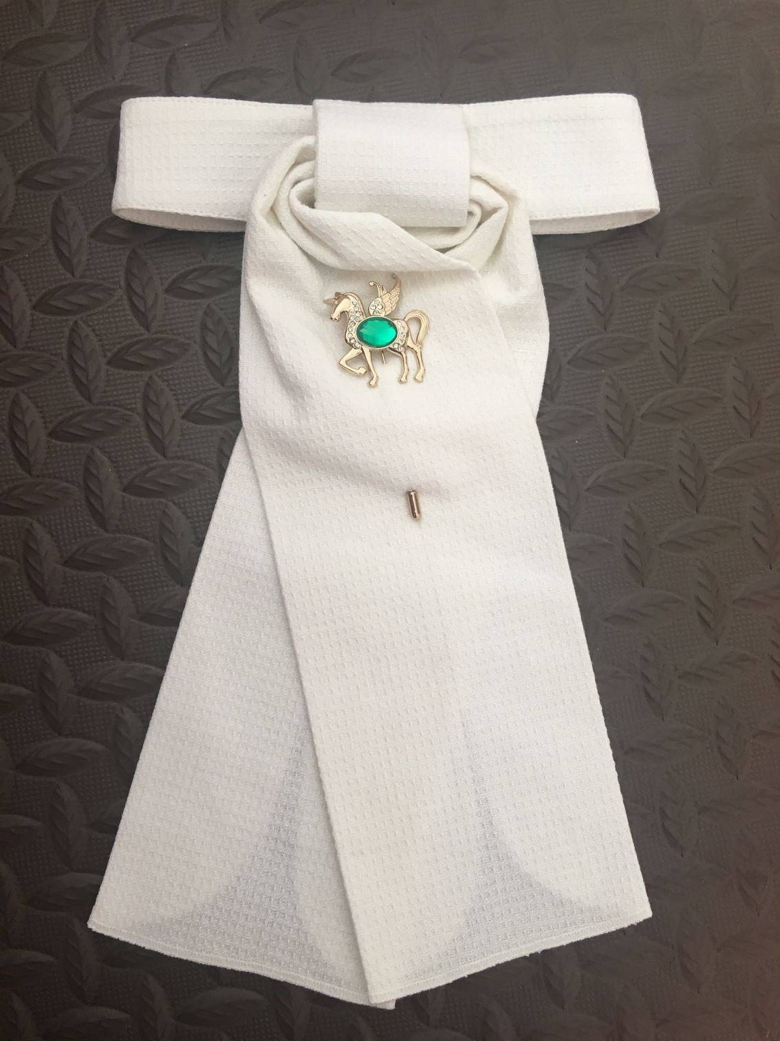 A horse-collar tie, a white-collar-a-child-a-collar-a-carriage