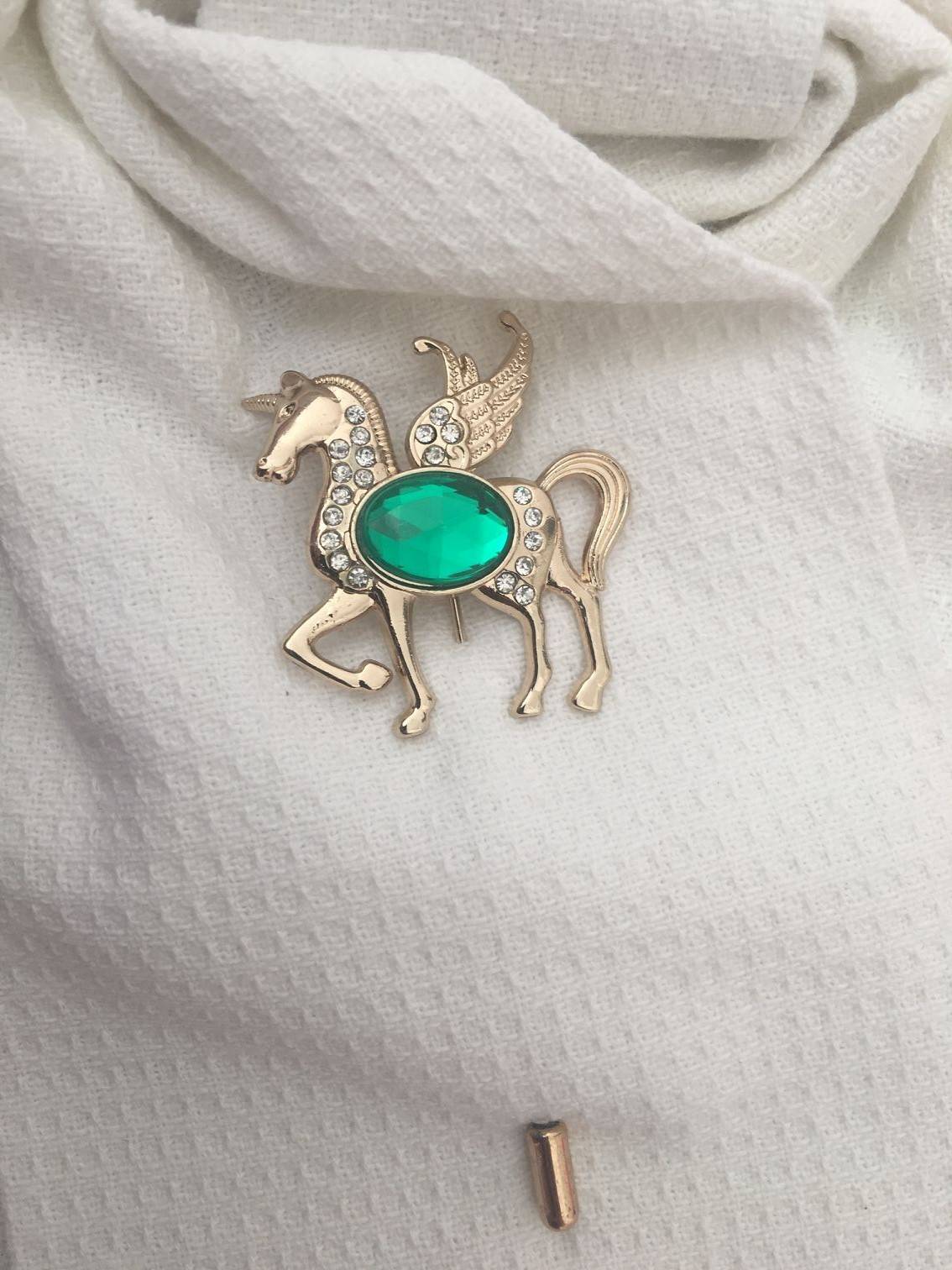 A horse-collar tie, a white-collar-a-child-a-collar-a-carriage