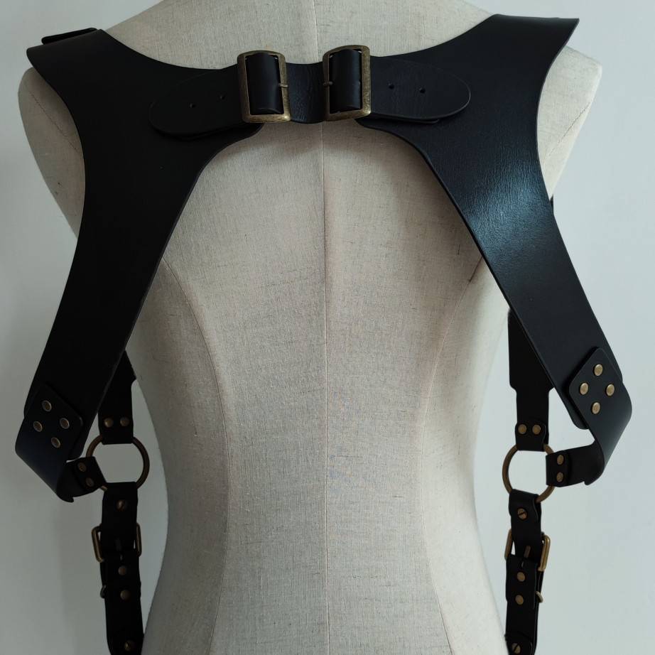The head layer of cowhide strap men's outdoor sports rough and mad -type men's back rifle -type knight -type knight installation vest