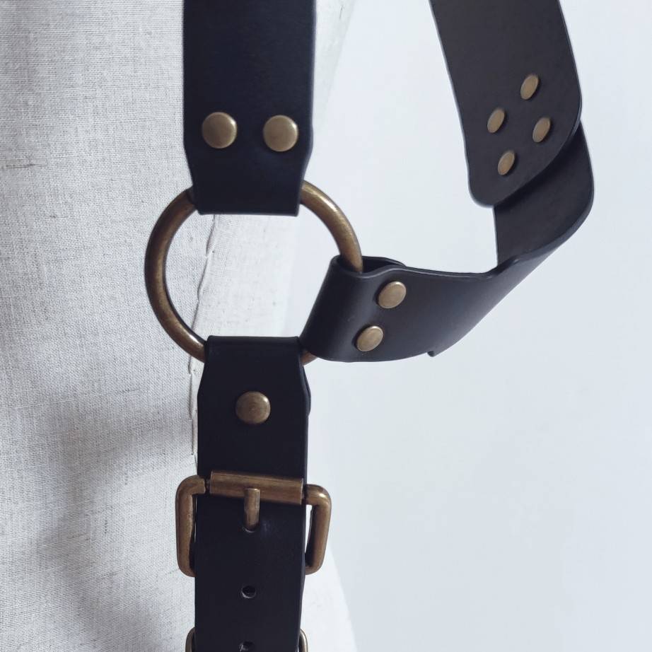 The head layer of cowhide strap men's outdoor sports rough and mad -type men's back rifle -type knight -type knight installation vest