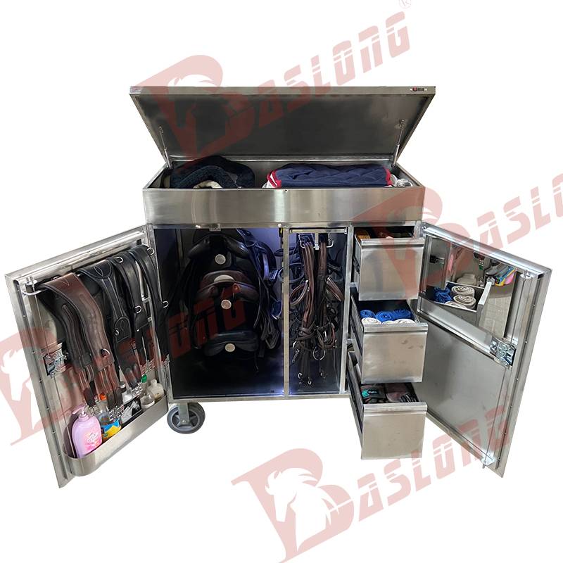 A saddle box, a metal saddle box, a mobile kit, a professional knight's saddle box, a horse's kit
