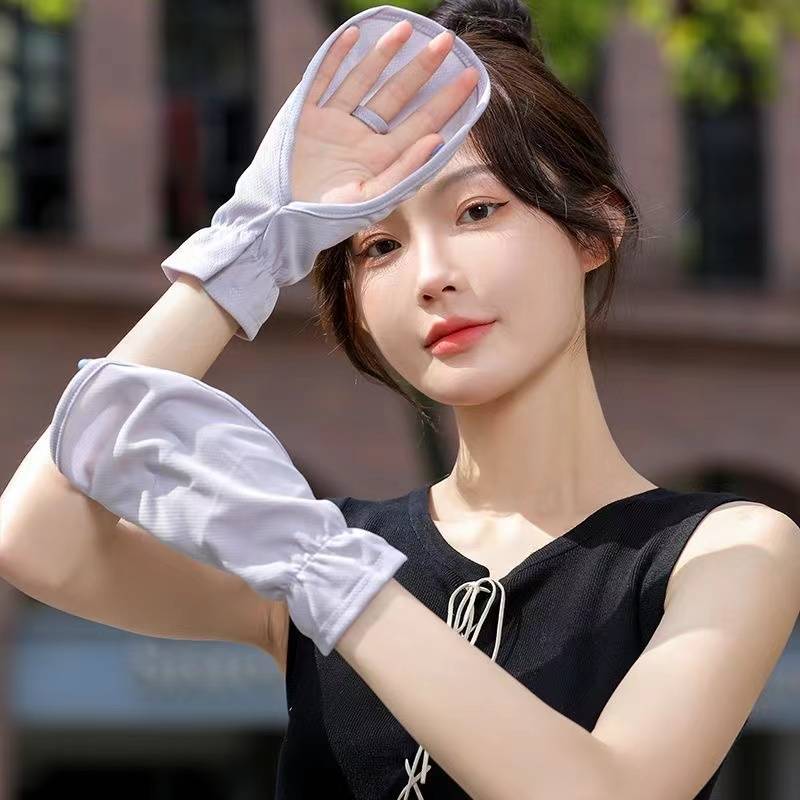 The sunscreen gloves lady drives in the summer against the UV and the sun