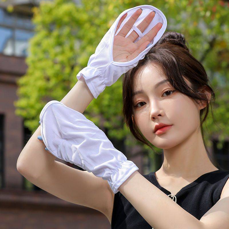 The sunscreen gloves lady drives in the summer against the UV and the sun