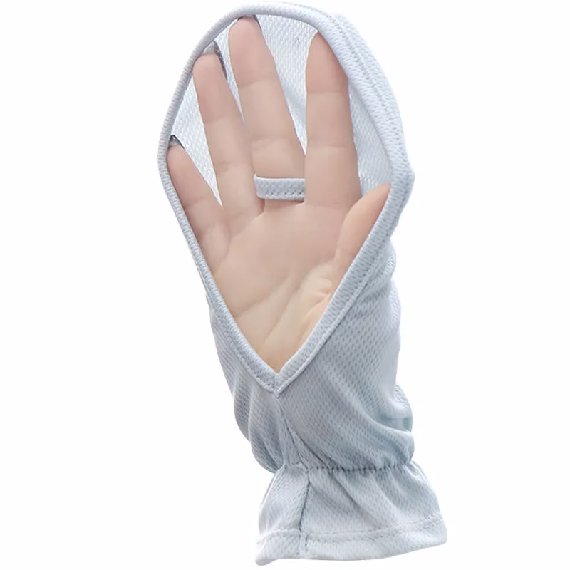 The sunscreen gloves lady drives in the summer against the UV and the sun