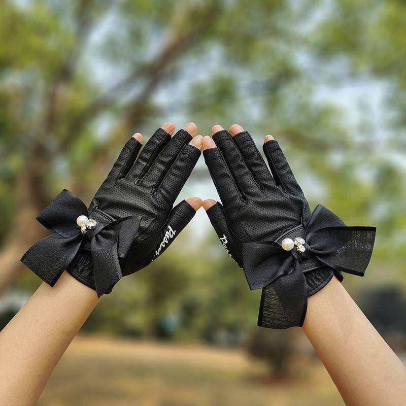 Han Finger Golf Gloves Lady with her hands to grind the Golf stuff to the right and to the left