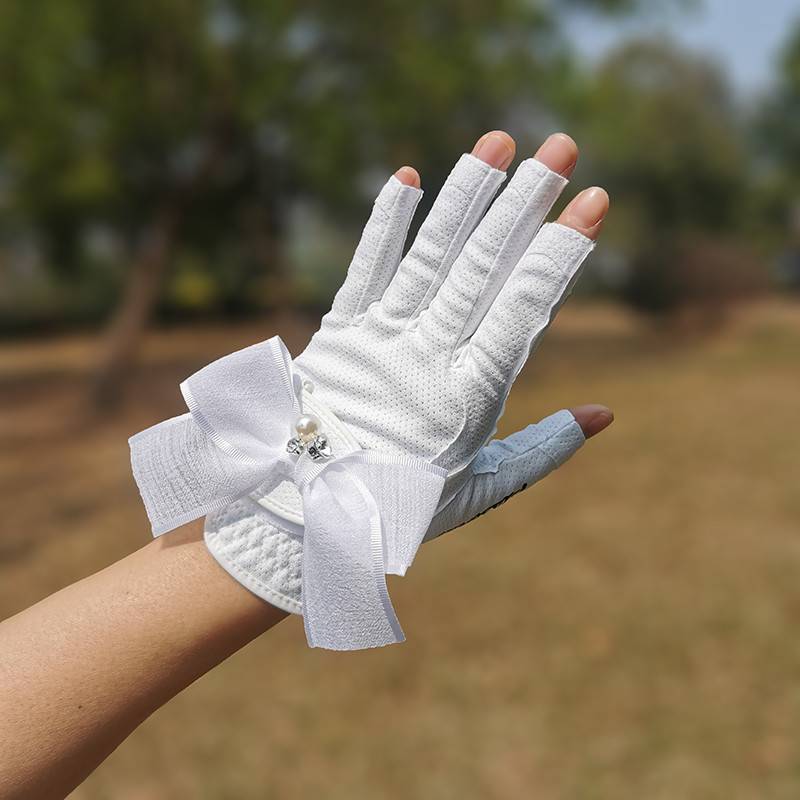 Han Finger Golf Gloves Lady with her hands to grind the Golf stuff to the right and to the left