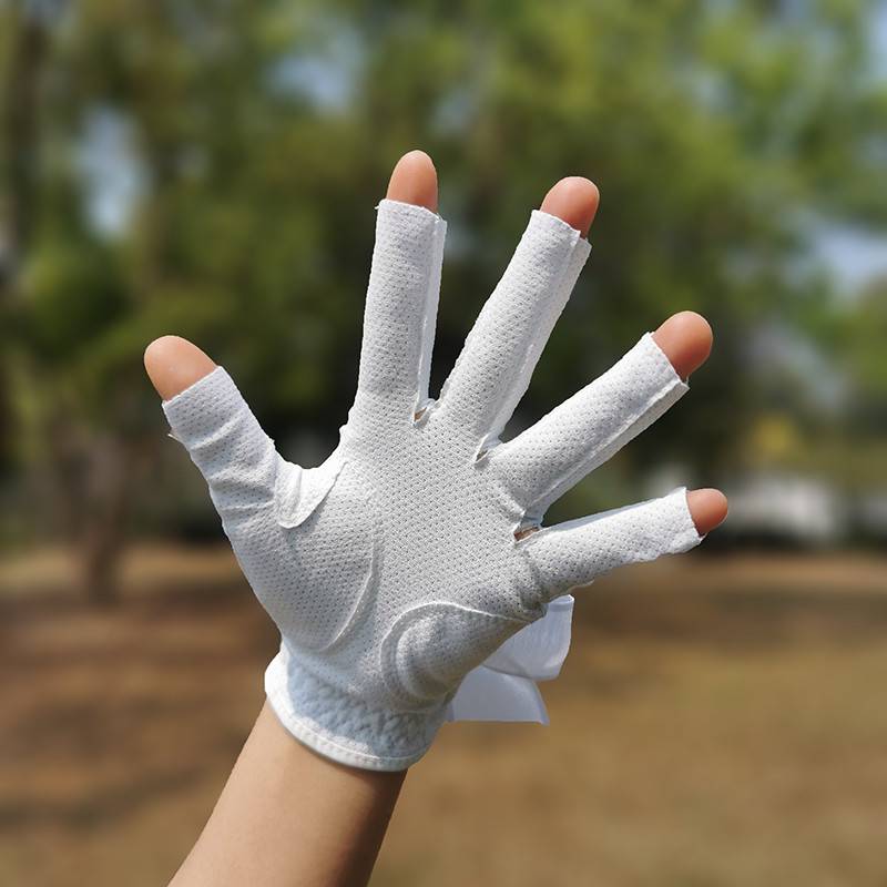 Han Finger Golf Gloves Lady with her hands to grind the Golf stuff to the right and to the left