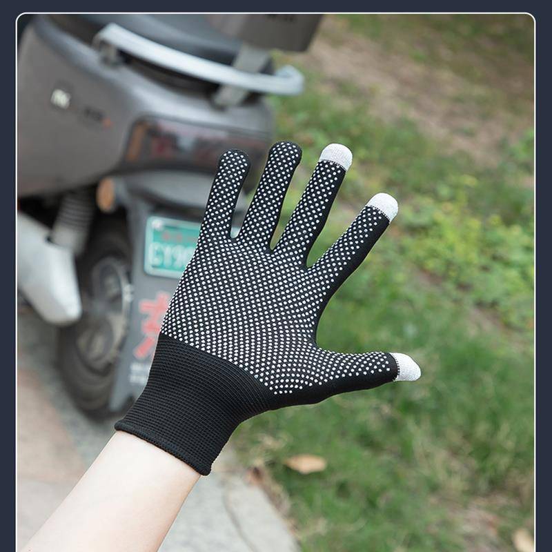 Crocodile crawling gloves outside of the house, training in sports and skating parks to work out the whole thing