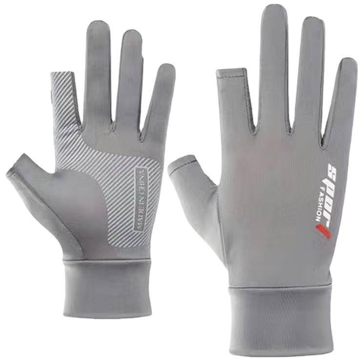 The summer sunscreen gloves on horseback rides in a drive-by-drive