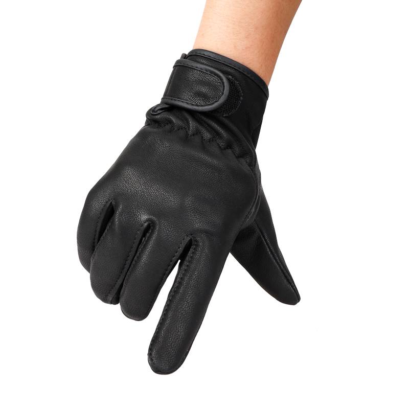 Black leather gloves are used to protect stabbing-resistant cyclists