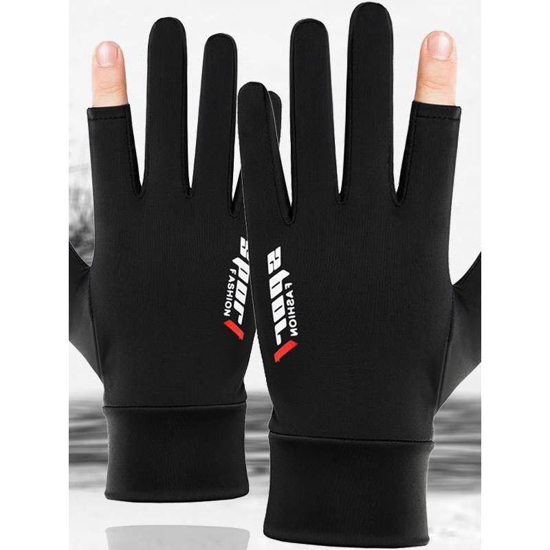 A horse-protective gloves man with a smoother and air-retarded deliveryer who sells a job for a job at a bicycle shop