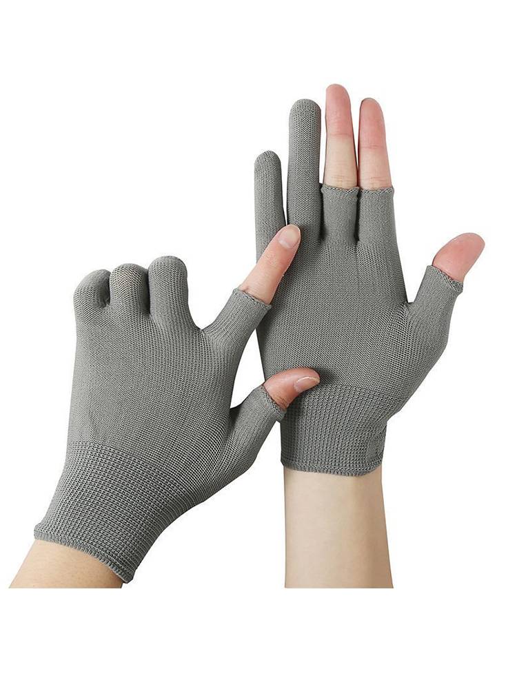 The sunproof half-finger glove man rides the glove girl in the summer. Five fingers on the ski screen
