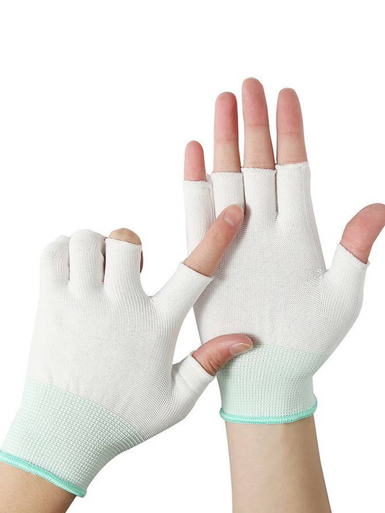 The sunproof half-finger glove man rides the glove girl in the summer. Five fingers on the ski screen