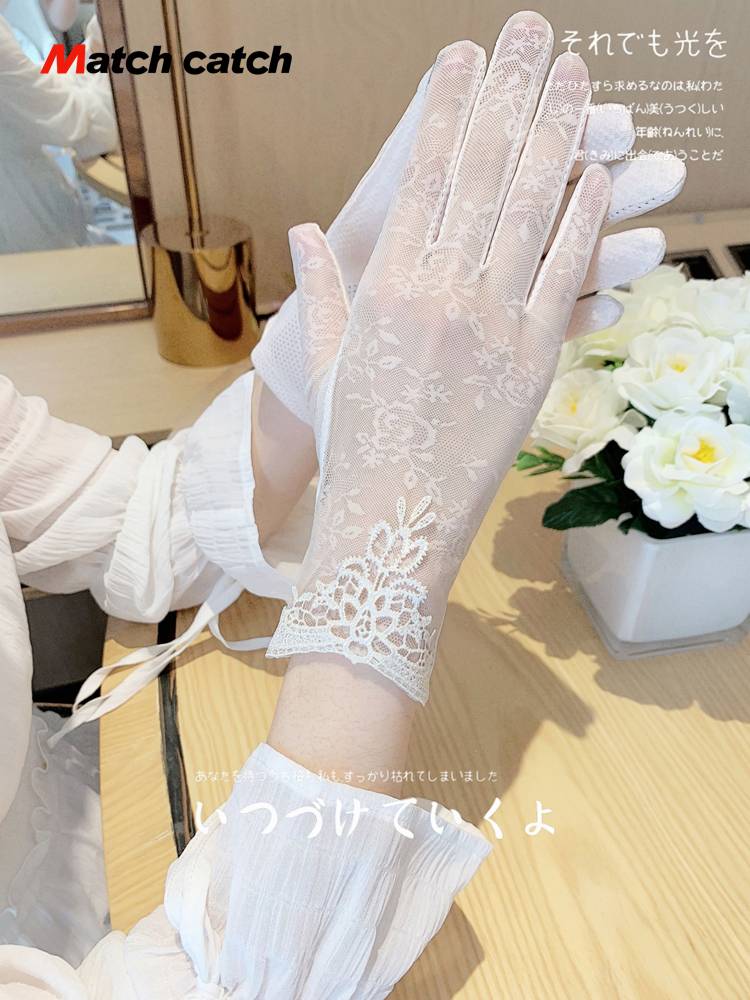 The lace sunscreen gloves girl with a short summer touch on the Korean screen rides with a cute ice-crazy sidewalk