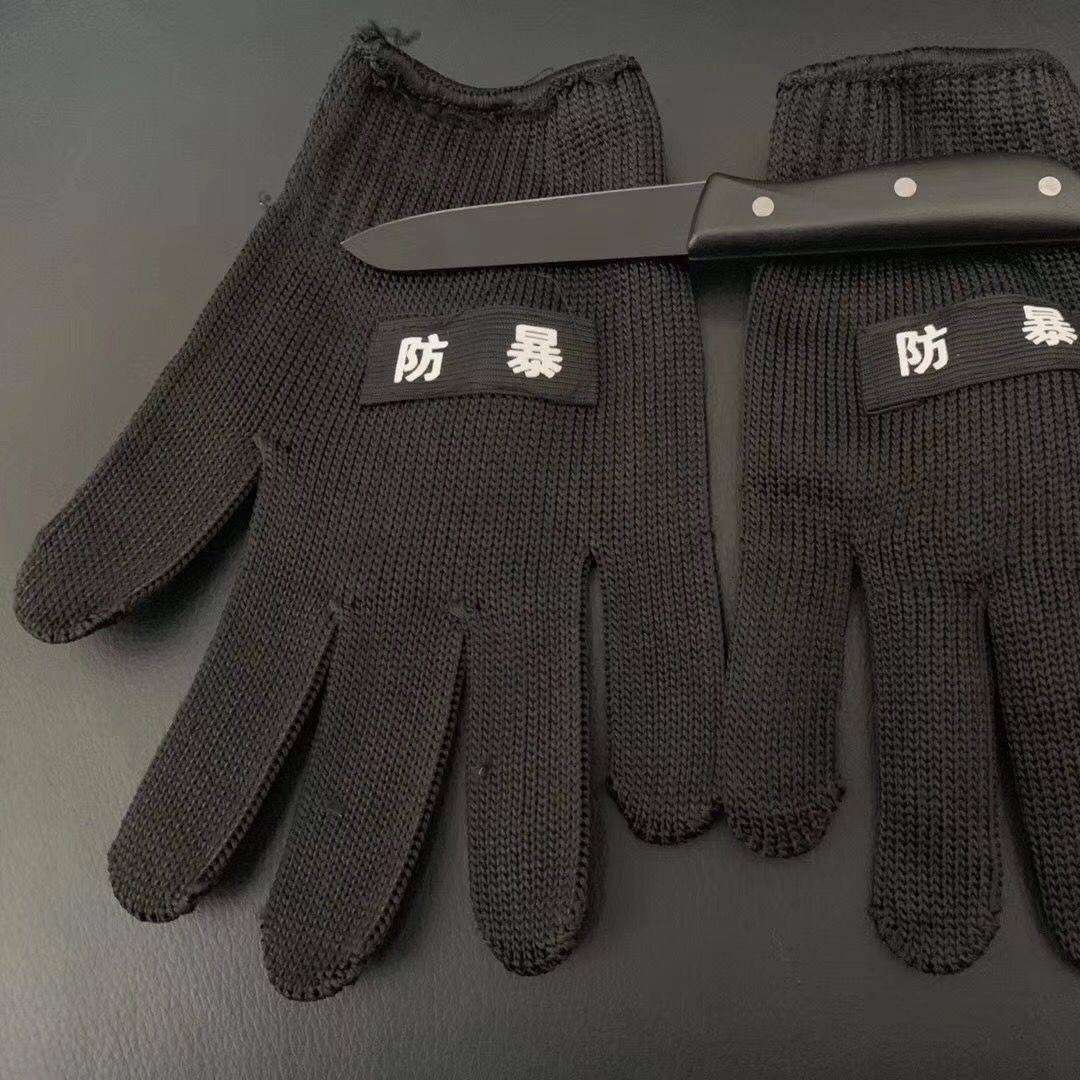 Cutting gloves thicker than a 5-degree cutter and a sharpening knife to cut a steel wire and a stinger