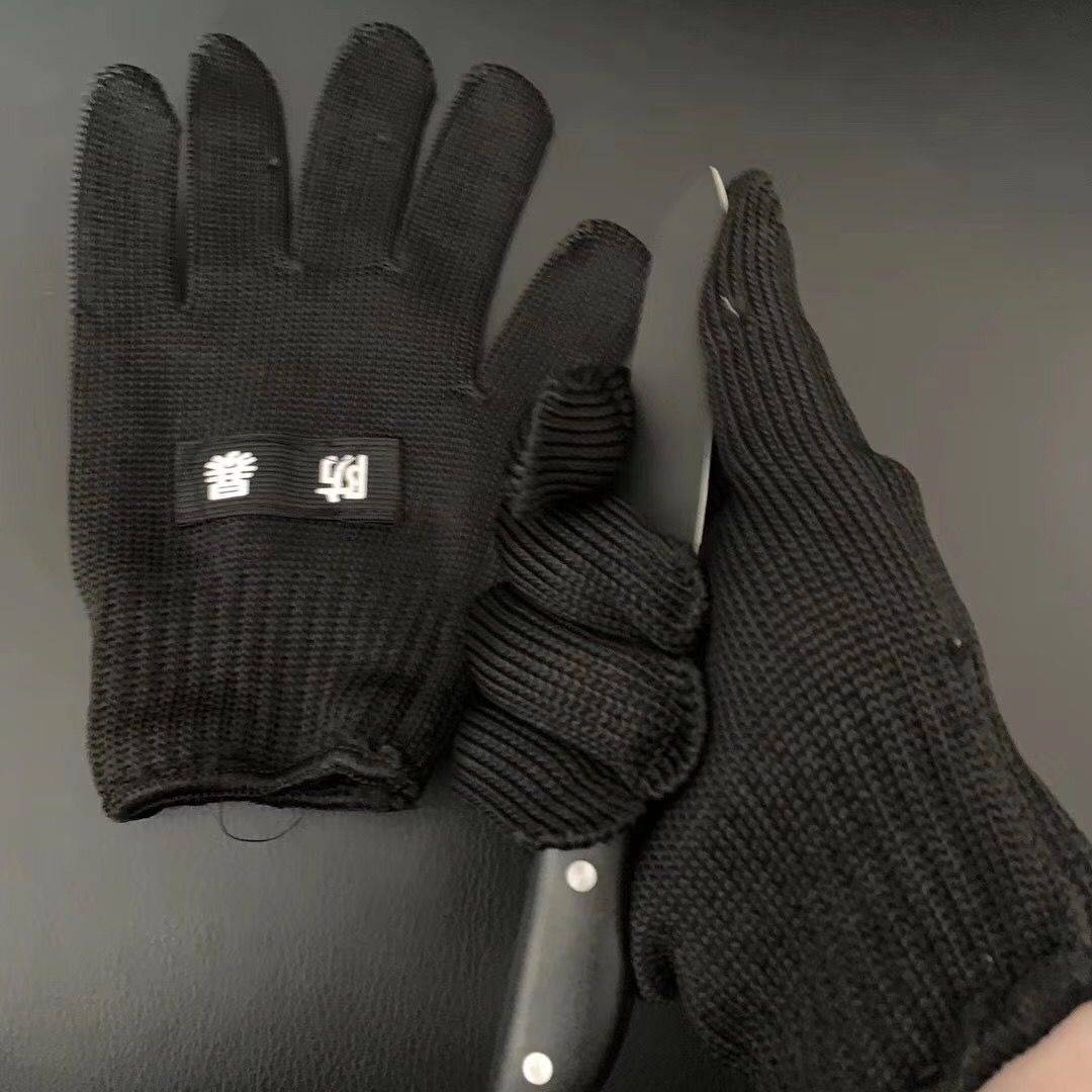 Cutting gloves thicker than a 5-degree cutter and a sharpening knife to cut a steel wire and a stinger