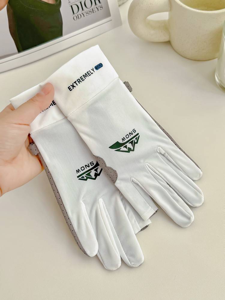 Ride with ice cream gloves and a couple's summer thin drive to protect the outdoors from two fingers