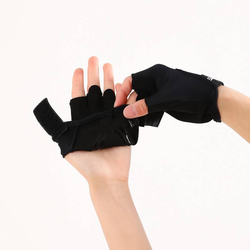 Sports and fitness gloves for women riding outdoors in ice silk-coated air-sliding equipment to protect men from cocoon and a half