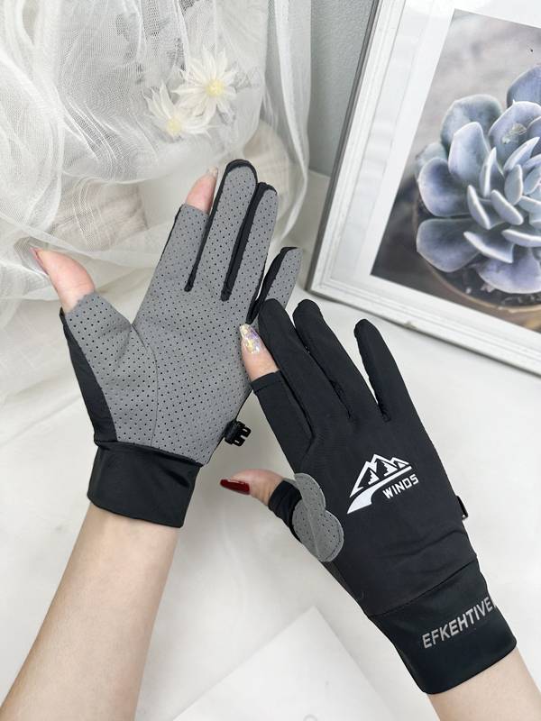 A man and a woman who ride gloves and drive through the air in the summer with two fingers to protect themselves from ski fishing