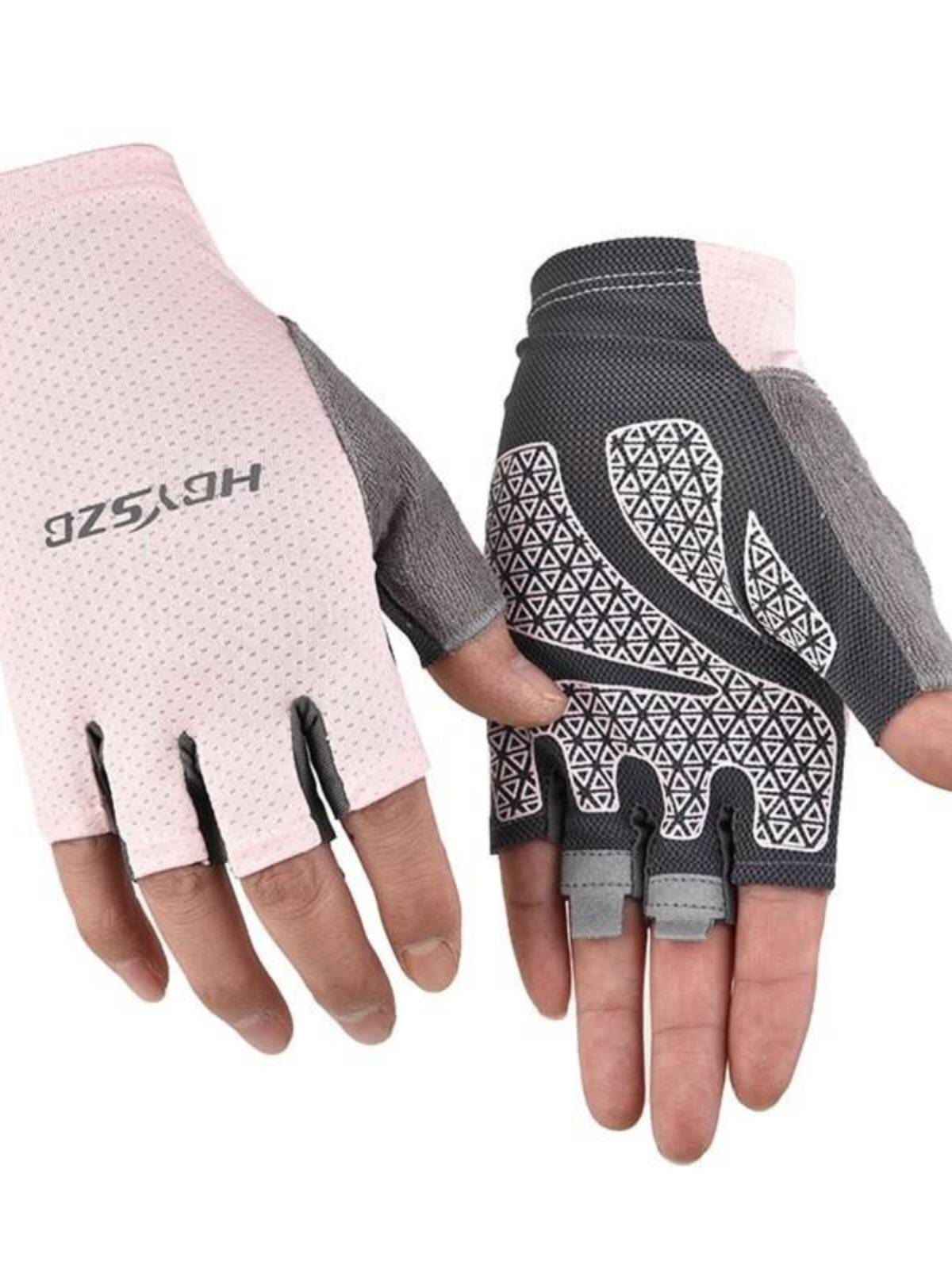 The horse gloves girl rides in the summer with a thin horse to keep her cool and airy for four seasons